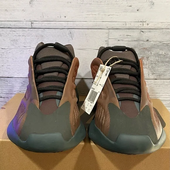 NEW! Men's Adidas Yeezy 700 V3 Copper Fade. Style: GY4109. US Size 10.5.